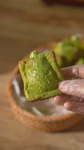 𝒇𝒊𝒌𝒂’𝒔 𝒉𝒐𝒎𝒆𝒄𝒂𝒇𝒆 on Instagram: "• pocket matcha french toast 🌿 french toast dijadiin pocket emg bisa? bisa dongg 🙈 mo nangis saking enaknya sampe makan 3 😭 ayo dicoba! siap dimarahin kalo ga enak 🥹🤣🙏 btw aku pake alat masak dari @kohana_indonesia yaa! ada enamel cast iron, measuring cup, dll. untuk kualitasnya gausah diragukan lagi deh yaa 👍 ib : 橙子星 🤍 bahan : roti tawar (aku pakai yg soft, ada di indoalfa) 2 butir telur 150 ml susu 2 g matcha bubuk + 20 ml air panas - rendam