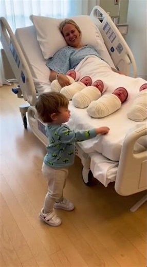 Toddler Meets 5 Newborn Babies… His Reaction Says It All 😂👶