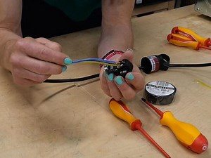 Comment monter une fiche électrique sur un four ? | Leroy Merlin