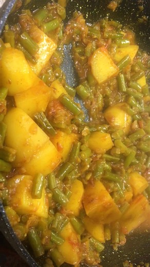 Nothing beats the comfort of a warm, homemade green bean and potato curry. Simple ingredients, big flavor—just like grandma used to make! Who’s ready for dinner? 📖 Full Written Recipe Here: https://www.cookwithnabeela.com/recipe/green-beans-potato-curry/ | Cook with Nabeela