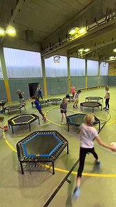 bellicon KIDS - ein Trainingskonzept, das unsere Herzen einfach immer wieder höher schlagen lässt! 😍❤️ Ob zuhause oder im Verein: Die Kids sind definitiv unsere allerliebste Konkurrenz, wenn es darum geht, das bellicon zu teilen, nicht wahr? 🫶 Auch im TSV Ebersheim wird das Trampolin gerne mit dem Nachwuchs geteilt. So cool, dass die Kids hier in Bewegung ihre körperlichen sowie mentalen Fähigkeiten entdecken und sich auspowern dürfen. 🤸🥰 Macht weiter so, junge Hüpfer:innen! 😁🙌😘 ---------