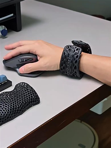 Tired of wrist pain from prolonged mouse use❓ This circular mouse wrist rest, thanks to 3D printing technology and ergonomic design, ✨provides office workers and gamers with a "zero-wrist pressure" experience, making every operation a comfortable enjoyment❗❗ 🛒🛒GET IT: https://reurl.cc/eV51gL | Weartess.CA