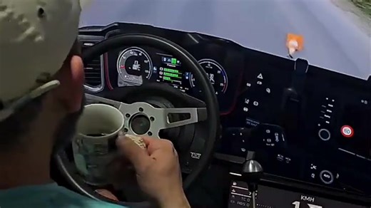 专业级竞速驾驶体验，打造沉浸式赛车模拟环境，还原真实驾驶反馈，精准操控响应，让每一次转向与加速都尽在掌握。结合日常驾驶痛点，提升驾驶技能，畅享速度与激情的完美融