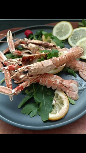 astici con burro alle #erbe #alforno a 180 gradi ventilato per circa 25 min. #astici #fishlover #scampi #pesce #ideerecette #idee #ricette #facili #recette #recipe #fishfood #fisch #einfacherezepte #tastyfood #foodie #cook #cucina #kitchen