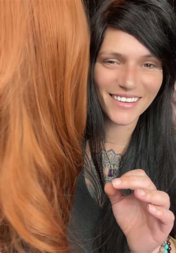 ✨ Kyle-DWY – Perruque longue synthétique sans colle Envie d’un look glamour instantané ? Cette perruque 24 pouces est parfaite : longue, lisse avec de jolies ondulations naturelles et une frange tendance. Facile à porter, pas besoin de colle, elle reste confortable toute la journée 💖 👩‍🦰 Cheveux doux et réalistes 👌 Pose rapide – prête en quelques minutes 🌟 Idéale pour changer de style sans abîmer tes cheveux #DWYWigs #Perruque #HairStyle #TikTokShop #offrespourtoi