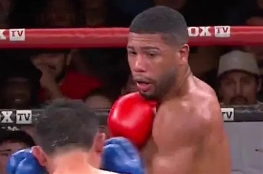 ‘Oh my’ – Boxer enters video game mode with six upper-cuts in a row