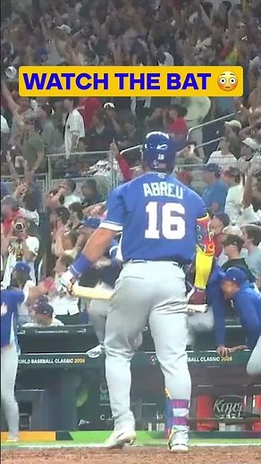 Eugenio Suárez tried to catch the bat 🤣 #WorldBaseballClassic