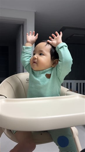 JEKS • 잭스 on Instagram: "아빠의 이상한 스페인어와 함께 하는 맘마 시간! Bebé coreano siendo alimentado en Español(?) #korea #corea #coreano #español #스페인어"