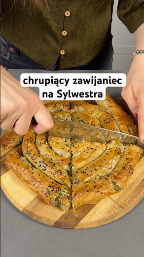 Chrupiący zawijaniec z ciasta filo ze szpinakiem, fetą i suszonymi pomidorami