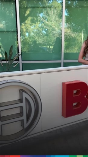 💬 “Muchos me preguntan por qué hay tanta gente con antigüedad trabajando en Bosch…” En este nuevo Charla con Líderes, Nadia Paganini, Gerenta de Recursos Humanos Bosch Argentina y para Cono Sur, pone en palabras algo que nos define: una cultura donde las personas eligen quedarse, crecer y aprender a lo largo del tiempo. Te invitamos a mirar el reel y conocer su experiencia liderando equipos en Bosch. Porque cuando las personas crecen, la innovación también 🚀 #BoschArgentina #BoschGroup #Recurs