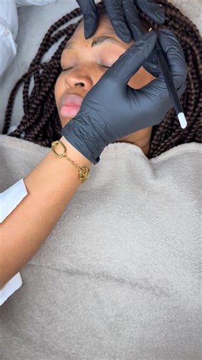 Avant de microblader, je lis ton visage. Pas ton sourcil.✨ Avant de tracer le moindre poil, je prends le temps d’analyser. Parce que le microblading n’est pas une technique… 📌 C’est une lecture du visage, de son harmonie, de ses forces et de ses asymétries. Voici les 3 choses essentielles que j’observe avant de commencer : 1️⃣ La direction naturelle de tes poils Pour garantir un résultat réaliste, qui se fond dans ta ligne. Un poil mal orienté = un résultat visible = pas chez moi. 2️⃣ L’asymétr