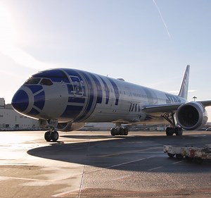 R2-D2 Dreamliner jet flies in from Tokyo, sets Seattle abeep-boop-beep