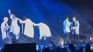 341K views · 10K reactions | Estas en el concierto de BTS ellos están cantando "Spring Day" pero derrepente un sonido muy raro empieza a sonar Flore ★~ | BTS Traducciones al Español | Facebook