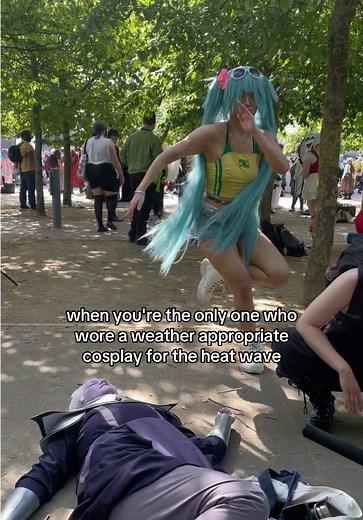 living and thriving in the weather lately! thank god theres finally sun and hest in the uk :) filmed bh @star.cos.media featuring @Nina.Wat as juvia and @buffbabycosplay as essek #mcmcomiccon #hatsunemiku #brazil #vocaloid #cosplay