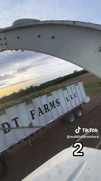 45 minutes of chopping in 38 seconds. This is one of our longest hauls from the farm, roughly 1 hour round trip including loading/unloading. #farmer #farms #wisconsin #wisconsinfarmers #wisco #fyp #farmtok #farmgirls #farmingfamily #familyfarm #farming #chopping #cornharvest #corn #semi #kenworth