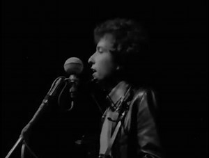 Bob Dylan "Like A Rolling Stone" Live at the Newport Folk Festival, Newport, RI, US 7/25/1965！ ---- Bob Dylan – guitar, harmonica, vocals Mike Bloomfield – electric guitar Al Kooper – keyboards Barry Goldberg – piano, organ Jerome Arnold – bass Sam Lay – drums The film A Complete Unknown. Bob Dylan himself signs off on some of the “mistakes” that are problematic in the film. For example, he moves the “Judas / Play loud” audience interaction from the 1966 Manchester Free Trade Hall performance in