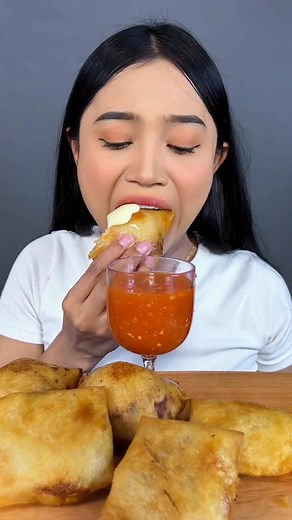1.3M views · 24K reactions | Makan dimsum keju lumer襤 Baca caption RESEP ADA DISNI! Bahan bahan; Ayam 400 gr paha filet Bawang putih 5 Bawang merah 5 Daun bawang 1 batang 1 sdt saos tiram 1 sdt kecap asin 1 sdt minyak wijen 1/2 sdt garam 1/2 sdt kaldu jamur 1/2 sdt gula pasir 1/2 merica bubuk 1 butir putih telur 4 sdm tapioka Dan kulit lumpia #fypシ #asmr #reels #fypage #food #masakanrumahan #cooking #sorotan #explore | amalia | Facebook
