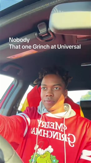 You can tell Nick Darnell from everybody💚He’s great Grinch impersonator#foryou #usa #universalstudios #grinch #christmas