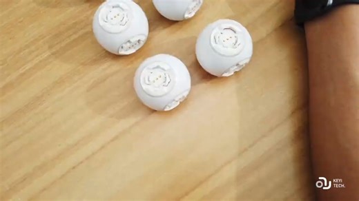 可编译教育机器人___Clicbot可编程教育机器人有多种模块可自由组合搭配，使用者可以轻松通过智能模块编程，让他对外界环境做出各种反应，进行攀爬，跳舞，爬行