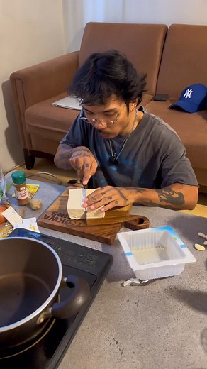 LUTO-LUTO KWENTO-KWENTO EP.6 CHILDHOOD TRAUMAS TOFU PARES Ingredients • 200 g firm tofu, baked or air-fried (no oil) • 1 tbsp soy sauce • 1 tsp oyster sauce or mushroom sauce • ½ tsp monk fruit or any zero-cal sweetener • ¼ star anise & pinch of cinamon • 1 clove garlic, minced • 1 tsp onion, minced • 1 tsp ginger, minced • ¼ cup water or low-sodium broth • 1 tsp cornstarch slurry or a pinch xanthan gum • 1–2 sprays avocado oil (~3 kcal) • Spring onions for garnish Macros Calories: ≈ 200 kcal Pr