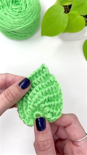 Crafting a Beautiful Crocheted Leaf with Yarn