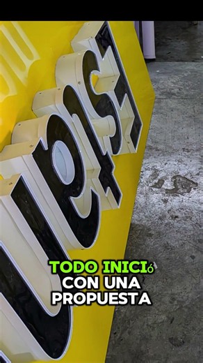 Fachada 3D con letras Black LED: de día negras, de noche blancas.