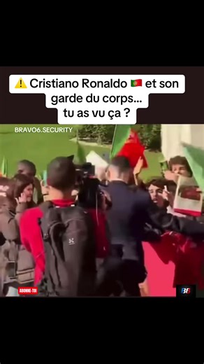 👉 Quand même l’amour des fans peut devenir un risque… Cristiano Ronaldo n’est pas seulement une légende du football, c’est l’un des hommes les plus connus au monde. Partout où il passe, la foule se presse, crie son nom, tend les mains. Cet amour immense est une force… mais aussi un défi permanent pour la sécurité. Sur cette vidéo, on voit Cristiano marcher le long des barrières, à quelques centimètres des fans. Son équipe de protection rapprochée est littéralement collée aux grilles, concentrée