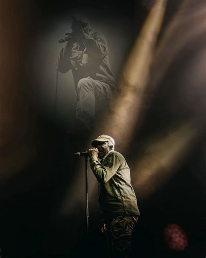 Erwan Auvray on Instagram: "Alpha Blondy au No Logo BZH 2025🌟 Légende vivante du reggae africain, Alpha Blondy a fait vibrer le Fort de Saint-Père avec ses hymnes engagés, mêlant spiritualité, politique et espoir. Entre messages de paix, prises de position lucides et humour sur scène, il a rappelé pourquoi ses concerts restent des moments à part dans un festival. Un show généreux, lumineux, qui a inscrit une nouvelle page mémorable dans l’histoire du No Logo BZH. #AlphaBlondy #NoLogoBZH #RootsR