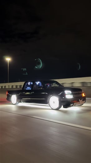 😎😎😎 HoustonDroppedTrucks! #houstondroppedtrucks #dropped #droppedchevy #truckmeet #bagged