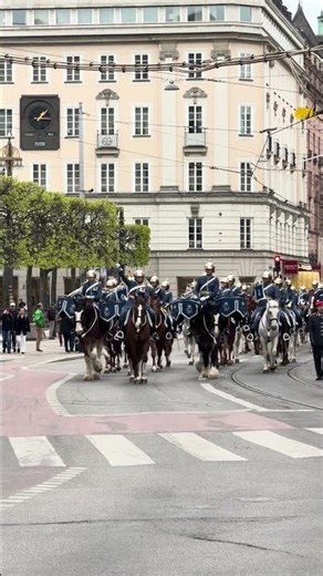 【スウェーデン】最新 ストックホルム交代式が行われる宮廷広場へ向かう衛兵ブラスバンドと遭遇！