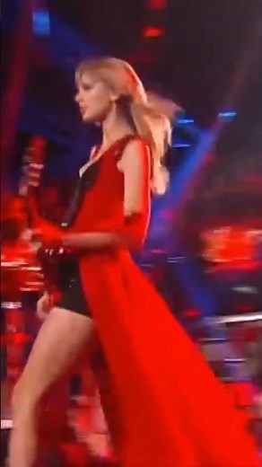 Taylor Swift sings her passionate song Red in 2013 pt3
