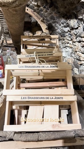 Embarquez pour une aventure inoubliable au cœur des Gorges de la Jonte 🌄 Entre falaises imposantes et faune sauvage, découvrez un paysage à couper le souffle qui promet émerveillement et aventures. Prêts pour l'exploration ? 🏞️ | Lozère Tourisme