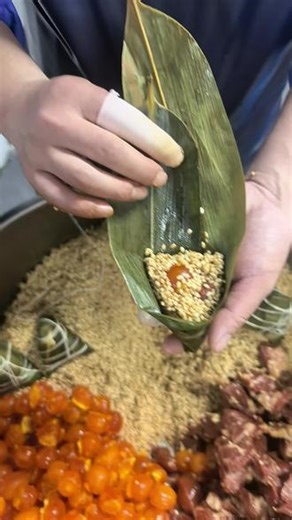 #包粽子教程 #粽子 #包粽子手法教程 四角粽最难的一步手法，你学会了吗？