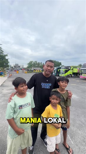 Hunting parkiran boleh 😬 Tapi jangan lupa… di dalam ada London Bus 84 not 🤙🔥