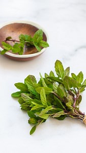 I love having fresh mint around! I use it to make chutney, stir into some curries, make marinades and dressings, brew for tea or freshen up an ice cold lemonade. I store mine. What do you use fresh mint for?? Storing Mint 3 - ways (PREP: Trim ends, remove any browned leaves and pat dry excess moisture) 1. Store in a cup of water, loosely cover with a produce bag and refrigerate 2. Store in a plastic container, place an egg in the middle 3. Wrap in moist paper towels and keep in a zip lock bag, w
