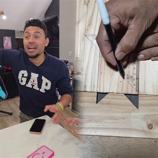 Familia Latina discutiendo la Cena Navideña