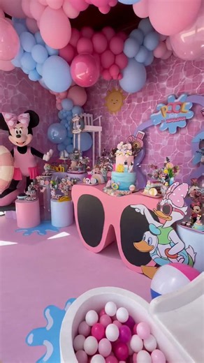 Pool Party da Minnie.💦💗. Temática da Minnie Mouse criada para um 1º aniversário inesquecível. Design encantador, elementos de piscina cuidadosamente pensados e uma atmosfera leve e vibrante que transforma cada detalhe em pura experiência. | Sr. dos Sonhos
