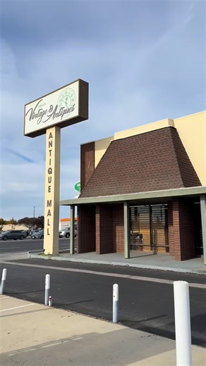 2025, you were one for the books. ✨ From unforgettable finds to packed weekends, new vendors, loyal customers, and so much local love — we are endlessly grateful. Thank you to every shopper who walked through our doors, every vendor who creates magic in their booths, and everyone who supports small and shops vintage. Here’s to more treasure hunts, more memories, and an even bigger 2026. 🤍 📍 Visalia Vintage & Antiques 2700 S Mooney Blvd, Visalia, CA 93277 #VisaliaVintage #ShopSmallCentralValley