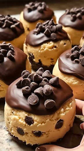 🍫🍪✨ Chocolate Chip Cookie Dough Brownie Bites Two classics in ONE bite — fudgy brownies topped with edible cookie dough! Rich, chewy, sweet, and totally irresistible 🤤 These never last long at parties or bake sales! 🧾 INGREDIENTS: **Brownie Base:** • 1 box brownie mix (plus ingredients on box) • OR homemade brownies **Edible Cookie Dough Layer:** • ½ cup butter, softened • ½ cup brown sugar • ¼ cup granulated sugar • 2 tbsp milk • 1 tsp vanilla • 1 cup flour (heat-treated for safety) • ½–1 c