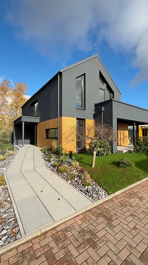 13K views · 33 reactions | Heute zeigen wir Euch das neue Musterhaus von Danwood in der FertighausWelt Wuppertal.❤️ Auf 158,47 qm erwarten Euch klare Architektur, harmonische Materialien und modernste Technik. Kommt gerne vorbei! Wir freuen uns auf Euren Besuch! ► Öffnungszeiten: Mittwoch bis Sonntag 11 - 18 Uhr | FertighausWelt | Facebook