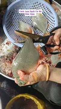 The fishmonger shared a very useful method for cleaning snakehead fish.
