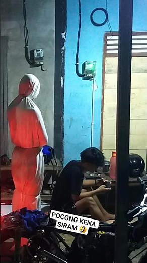 prank pocong lucu pocong nya malah disiram 🤣 #shorts