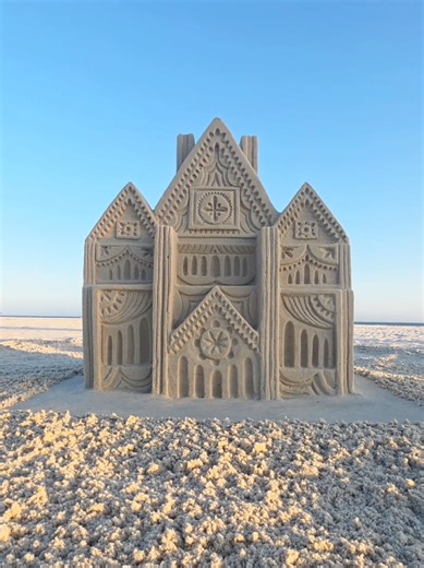 Fancy Sand This has got to be one of my best Architectural designs. My brain is getting better at making quick decisions and layering. That top circle window is a favorite of mine! #asmr #sand #sandcastle #satisfying #sandsculpture