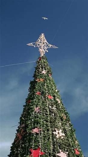 Port Hotels on Instagram: "Hay momentos que nos conectan sin que lo sepamos ✨ Una mirada, un gesto, una coincidencia… pequeños detalles que, poco a poco, tejen historias que nos unen 💙 El hilo azul de Port Hotels nace de esas conexiones: de la magia de lo cotidiano, de la hospitalidad sincera y de la calidez con la que cuidamos cada detalle 🏨💛 Cada sonrisa, cada recepción, cada sorpresa pensada con mimo, suma a una historia única y compartida 🌟 Este hilo azul recorre nuestros hoteles, conect