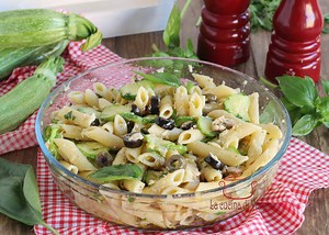 PASTA CON ZUCCHINE TONNO E OLIVE primo estivo gustoso