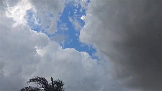 Lize sent us this video of the clouds in Newcastle in KZN today (26 December 2025) around the time of the highly destructive storm that we will be posting photos and video of shortly. The video was taken in Hutton Heights. Whatsapp photos/videos to 081 251 8029 See https://snowreport.co.za for weather forecasts. Follow our https://snowreport.co.za/whatsappchannel * Other media and channels need to note SnowReportSA's updated 2025 terms & conditions for the use of our forecasts, maps, as well as 