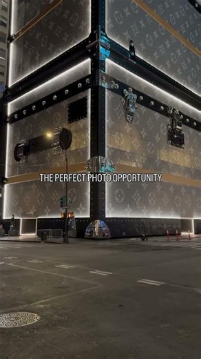 NYC’s Giant Louis Vuitton Trunks 🤯🧳