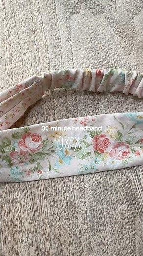 I’m going to show you how to sew a fabric headband in less than 30 minutes DIY beginner project