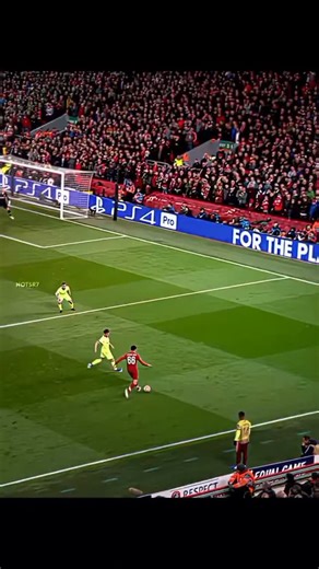 ☠️☠️😎🦅☝️☠️☠️100k on Instagram: "2001년 개봉한 영화 “A Beautiful Mind”는 단순히 천재 수학자의 삶을 다룬 작품이 아니라, 인간이 내면의 혼란 속에서도 어떻게 사랑과 신뢰로 자신을 되찾아가는지를 보여주는 깊은 이야기입니다. 화려한 계산 장면보다 존 내쉬가 마음속 그림자를 이겨내려는 순간들이 훨씬 더 오래 기억에 남죠. 특히 그가 현실과 환상 사이에서 흔들리면서도 끝까지 아내를 향한 마음을 놓지 않는 모습은 묘하게 가슴을 저릿하게 만듭니다. 이 영화에서 감정을 완성시키는 요소는 바로 잔잔한 피아노 선율과 차분한 배경음악입니다. 처음에는 조용히 스며들지만, 어느 순간 관객도 모르게 내쉬의 감정에 같이 잠기게 되죠. 후반부, 아내가 내쉬의 손을 잡아주던 장면에서는 음악과 화면이 자연스럽게 겹쳐지면서 눈시울이 뜨거워지는 경험을 하게 됩니다. 많은 이들이 “이 장면만 떠올려도 이상하게 마음이 찡하다”고 말하는 이유도 그 때문일 겁니다. 이 영화가 