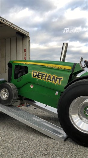 Unloading "Defiant" Light Pro Stock - #Tractor #JohnDeere #TractorPulling | JP Pulling Productions